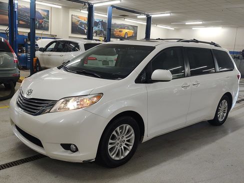 Used 2015 Toyota Sienna XLE w/ XLE Navigation Package image 24