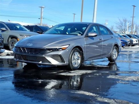 New 2026 Hyundai Elantra SE image 2