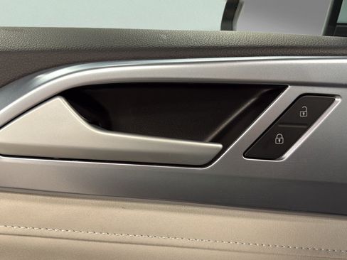 Used 2025 Volkswagen Taos SE image 15