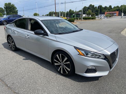 Used 2019 Nissan Altima 2.5 SR w/ SR Premium Package FWD image 3