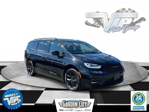 Used 2026 Chrysler Pacifica Limited w/ S Appearance Package FWD image 1