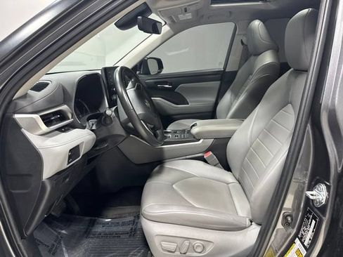 Used 2022 Toyota Highlander XLE AWD/4WD image 13