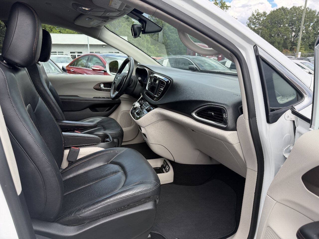 Used 2018 Chrysler Pacifica Touring-L FWD image 13