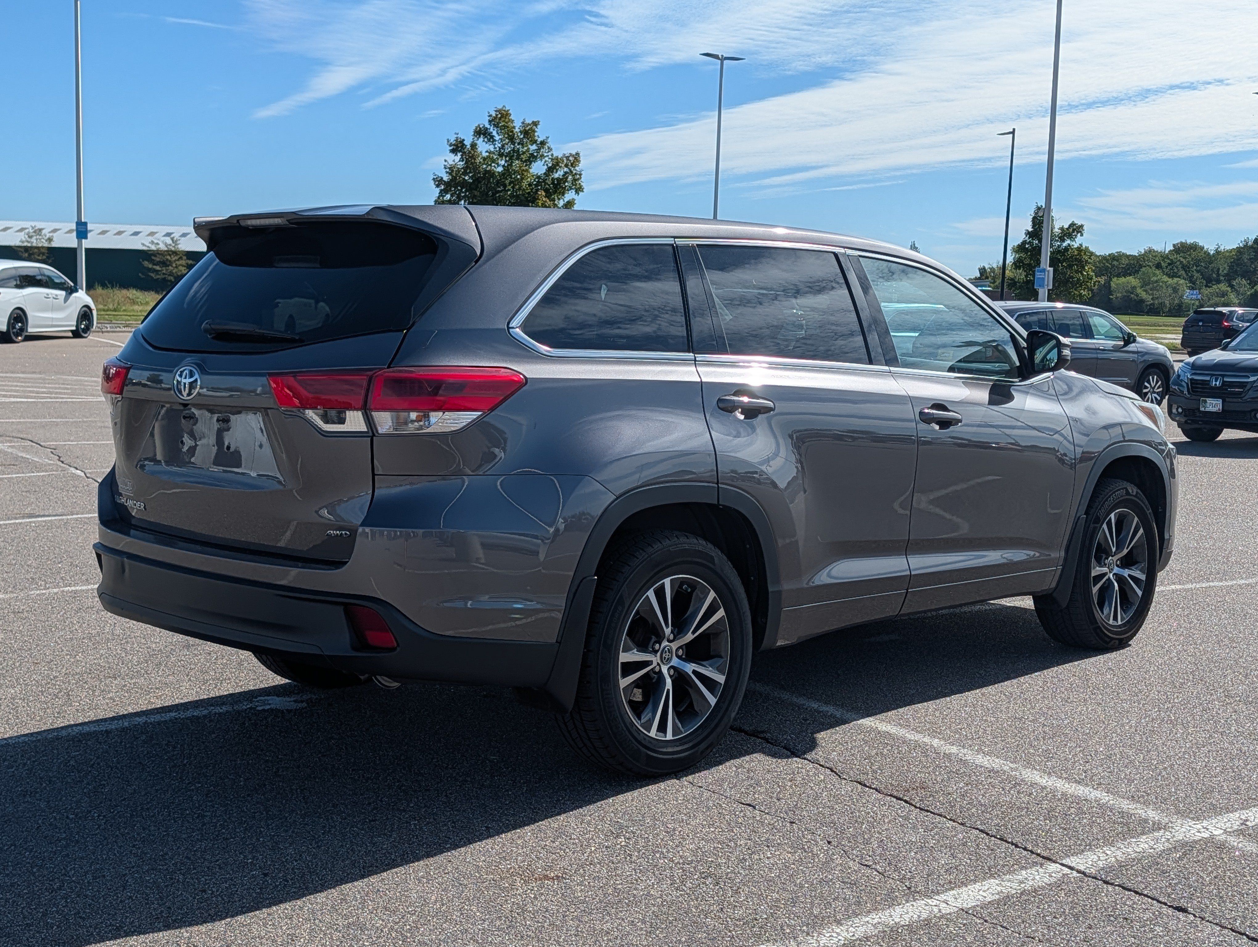 Used 2018 Toyota Highlander LE AWD/4WD image 4