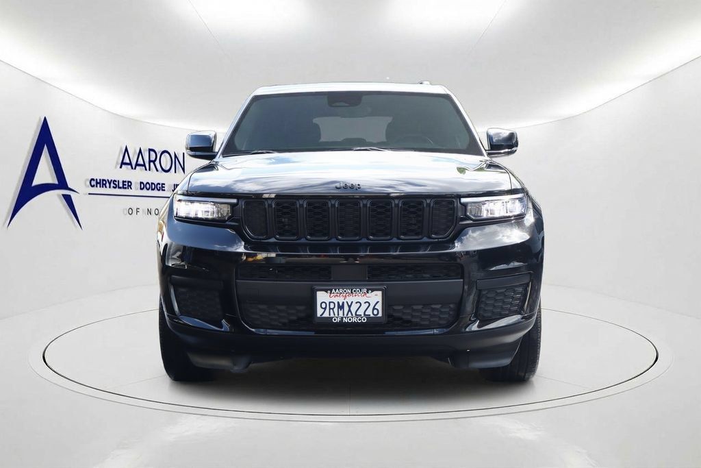 Used 2024 Jeep Grand Cherokee L Altitude RWD image 2