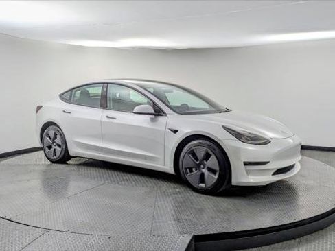 Used 2023 Tesla Model 3 Standard Range image 9