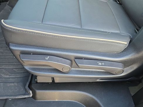 Used 2024 GMC Yukon SLT w/ SLT Luxury Package image 32