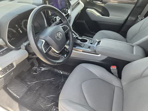 Used 2023 Toyota Highlander Limited AWD/4WD image 2