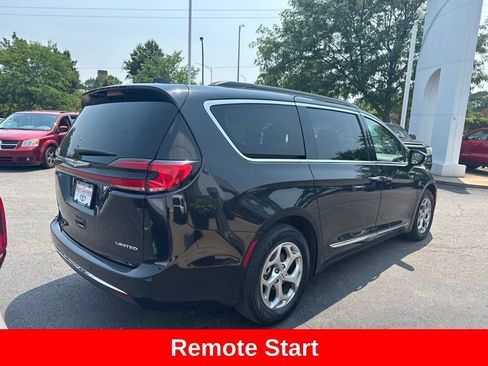 Used 2023 Chrysler Pacifica Limited FWD image 7