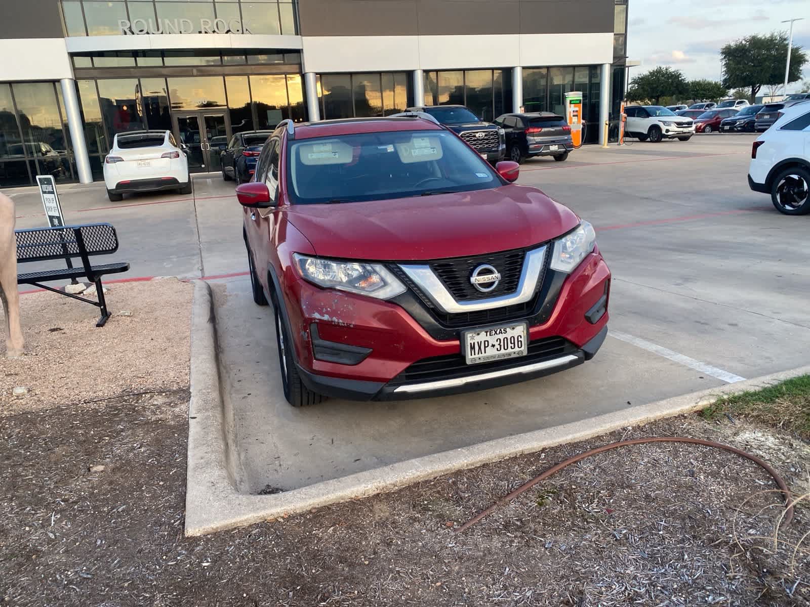 Used 2017 Nissan Rogue SV AWD/4WD image 3