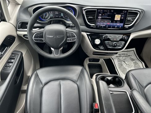 Used 2024 Chrysler Pacifica Touring-L FWD image 21