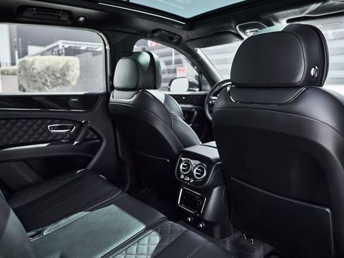 Used 2017 Bentley Bentayga AWD/4WD image 34