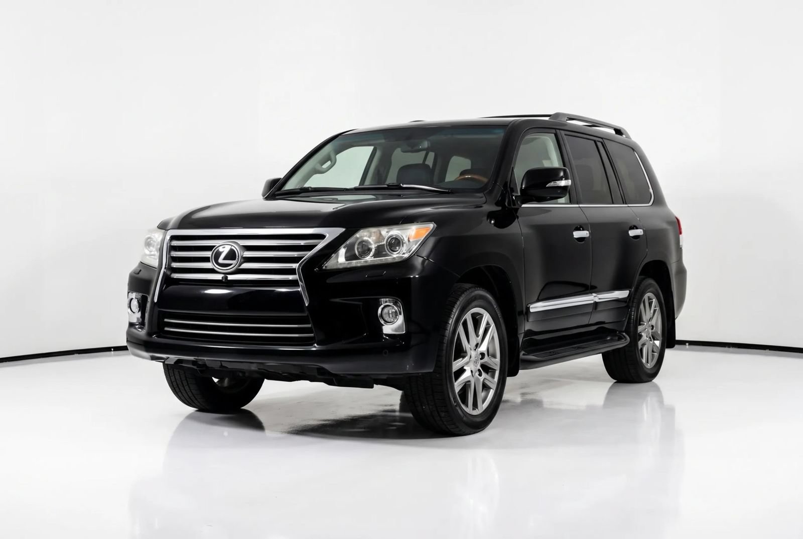 Used 2013 Lexus LX 570 4WD w/ Luxury Pkg image 2
