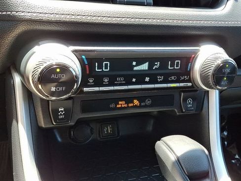 Used 2025 Toyota RAV4 XLE AWD/4WD image 9
