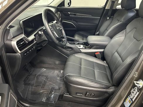 Used 2025 Kia Telluride EX w/ EX Captain's Chair Package AWD/4WD image 12