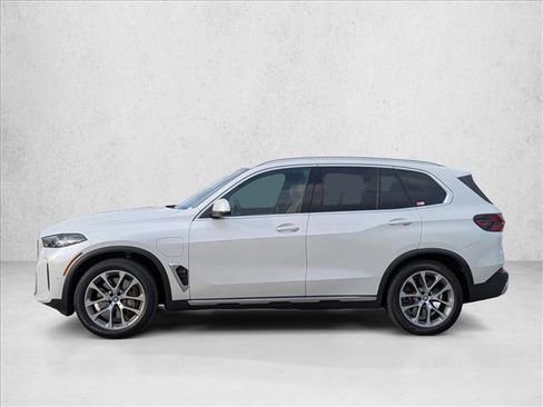 Used 2024 BMW X5 xDrive50e image 2