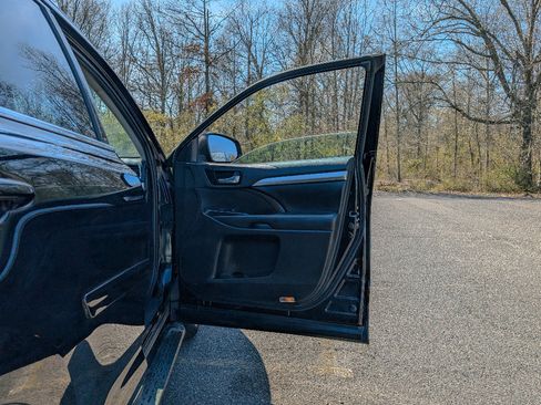 Used 2019 Toyota Highlander XLE AWD/4WD image 13