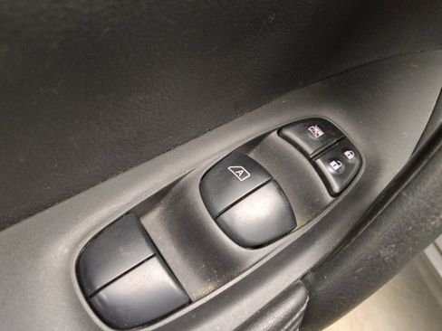 Used 2020 Nissan Rogue S FWD image 27