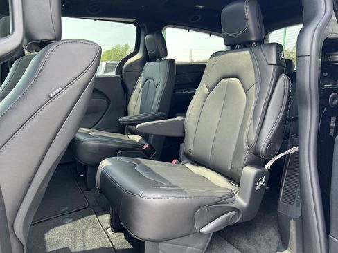 New 2025 Chrysler Pacifica Select w/ Uconnect Theater Family Group image 36