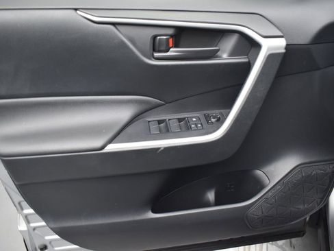 Used 2019 Toyota RAV4 LE w/ Carpet Mat Package image 11