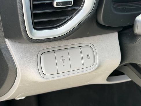 Used 2025 Hyundai Venue SEL FWD image 7