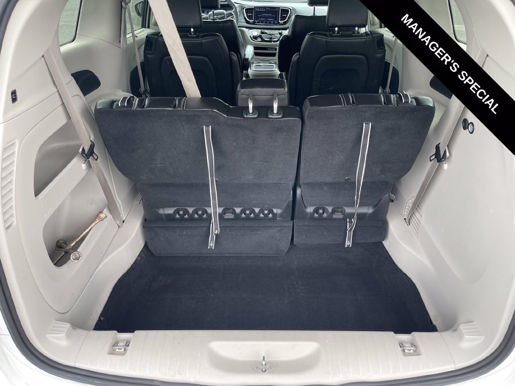 Used 2023 Chrysler Pacifica Touring-L FWD image 16