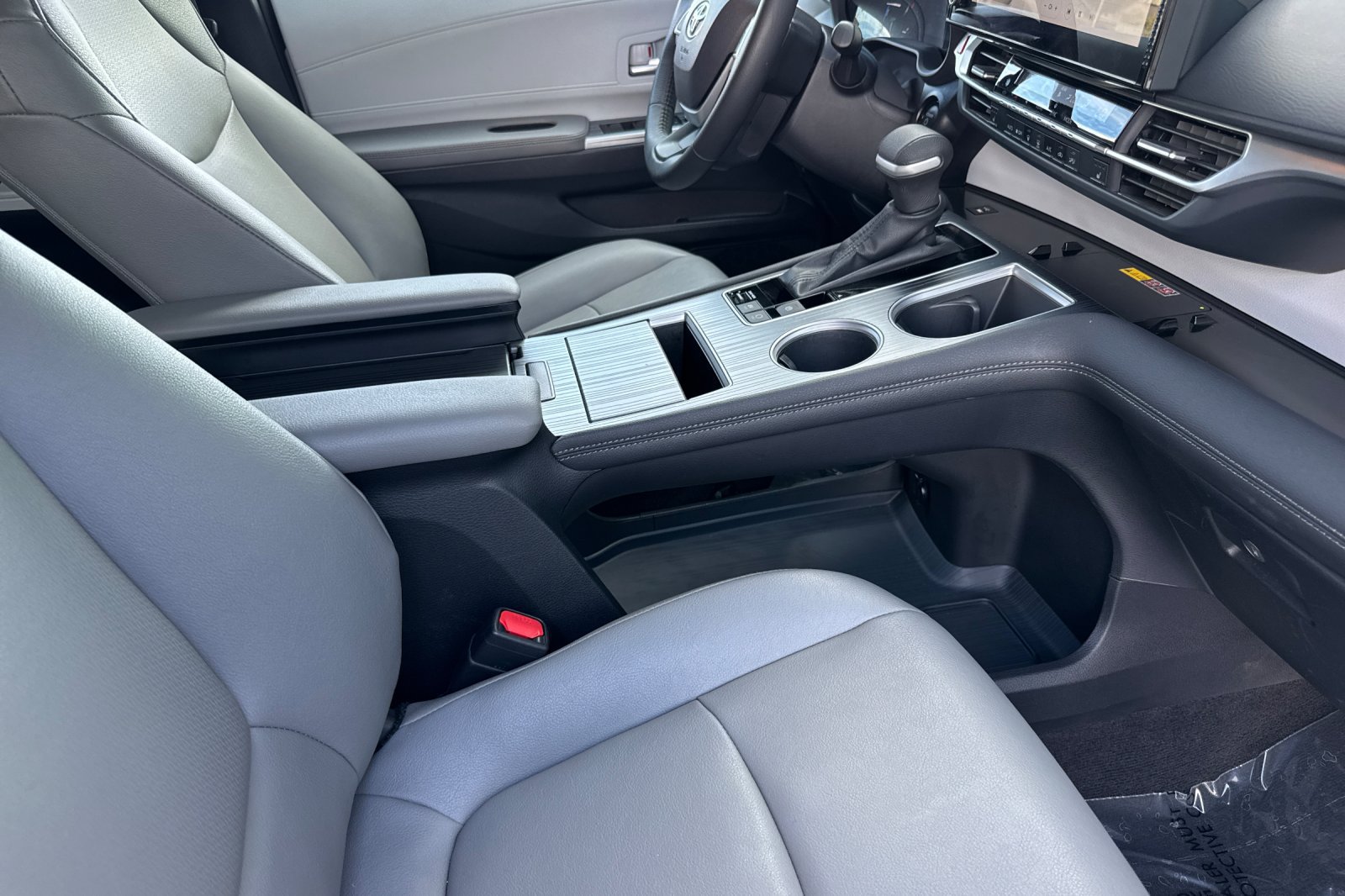 Used 2025 Toyota Sienna XLE FWD image 21
