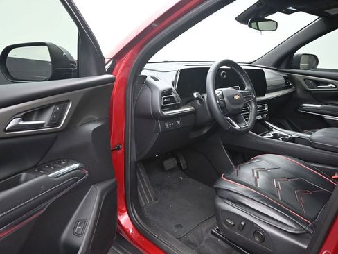 Used 2025 Chevrolet Traverse LT FWD image 10