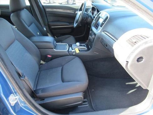 Used 2021 Chrysler 300 Touring w/ Chrome Appearance Package RWD image 10