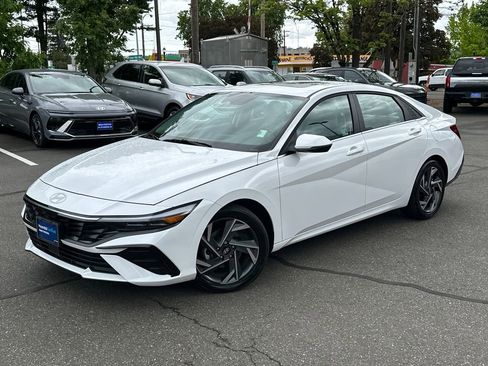 Certified 2025 Hyundai Elantra Limited FWD image 1