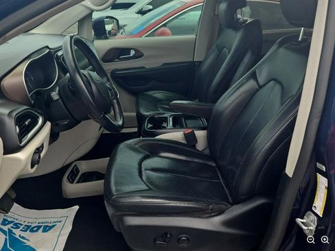 Used 2018 Chrysler Pacifica Touring-L FWD image 5
