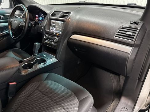 Used 2016 Ford Explorer XLT w/ Equipment Group 201A FWD image 30
