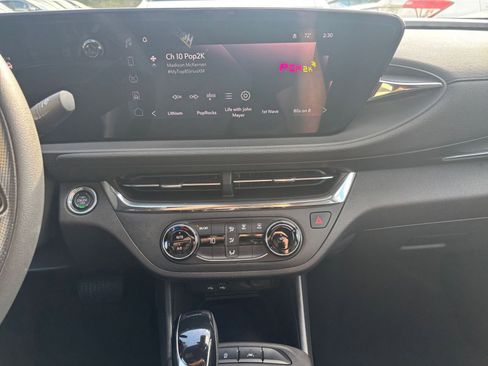 Used 2025 Buick Envista Preferred image 18