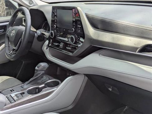 Used 2021 Toyota Highlander Limited FWD image 21