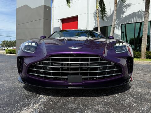 Used 2025 Aston Martin V8 Vantage Coupe RWD image 9