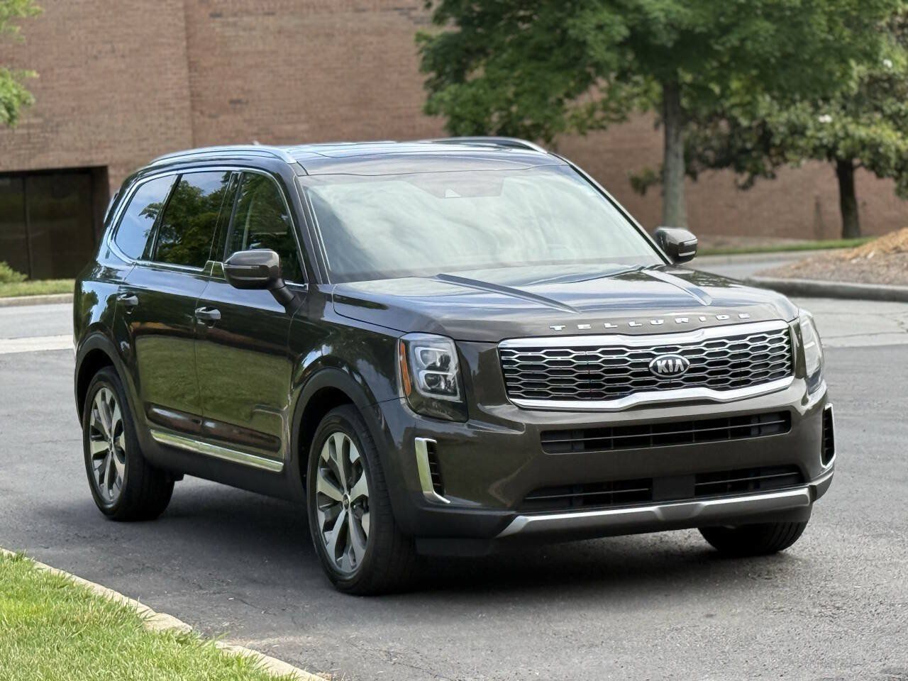 Used 2021 Kia Telluride EX w/ EX Premium Package FWD image 3