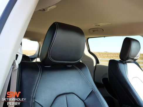 Used 2024 Chrysler Pacifica Touring-L image 22