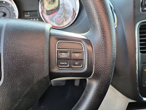 Used 2018 Dodge Grand Caravan SE w/ UConnect Hands-Free Group image 31