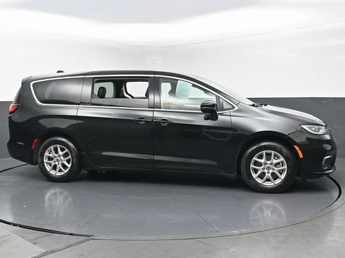 Used 2024 Chrysler Pacifica Touring-L image 6