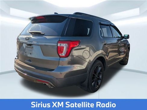 Used 2017 Ford Explorer XLT w/ Equipment Group 202A image 5