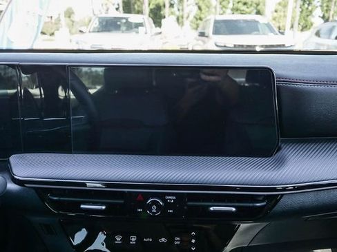 Used 2025 Nissan Kicks SR image 17