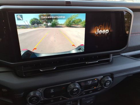 Used 2025 Jeep Gladiator Rubicon w/ Safety Group AWD/4WD image 19