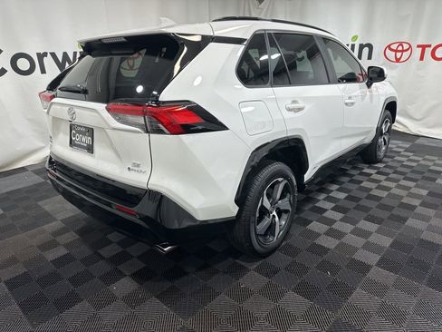 Used 2025 Toyota RAV4 SE image 6