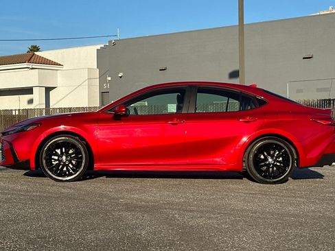 Used 2025 Toyota Camry SE image 7