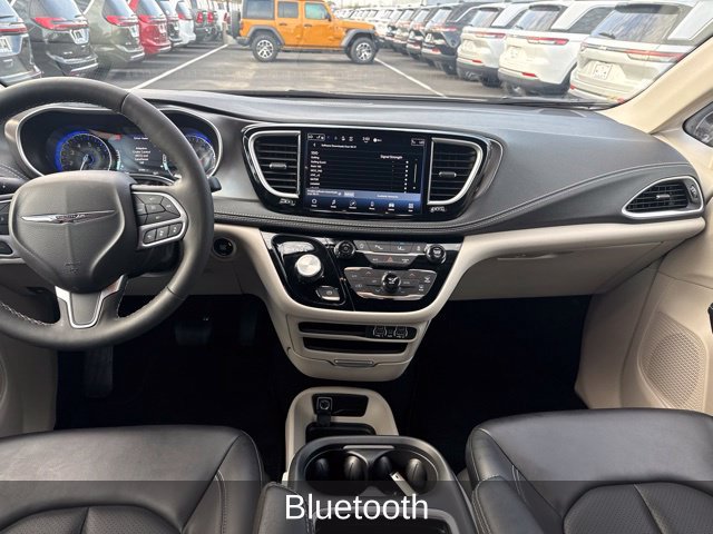Certified 2024 Chrysler Pacifica Touring-L FWD image 8