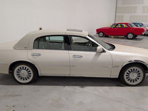 Used 2001 Lincoln Town Car Cartier RWD image 17
