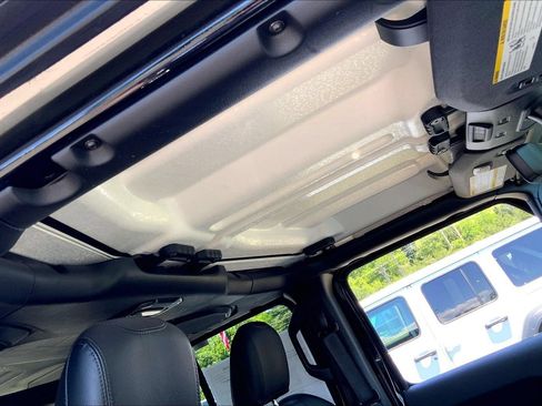 Used 2023 Jeep Wrangler Unlimited Rubicon w/ Cold Weather Group AWD/4WD image 11