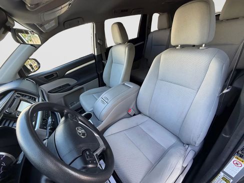 Used 2018 Toyota Highlander LE AWD/4WD image 13