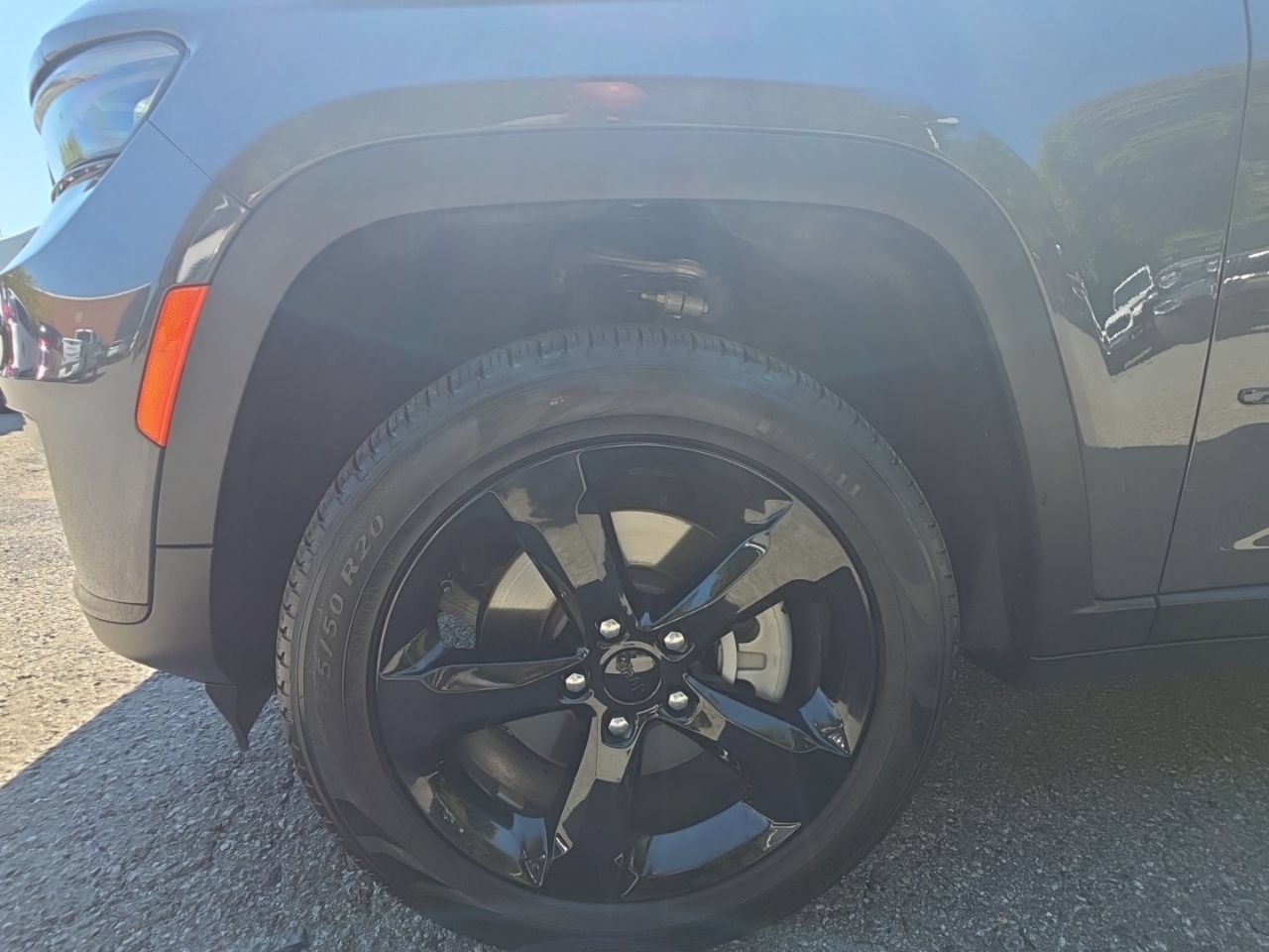 Used 2025 Jeep Grand Cherokee L Limited w/ Black Appearance Package AWD/4WD image 9