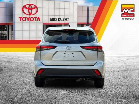 Used 2024 Toyota Highlander LE FWD image 4
